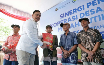 Dirut Bulog Tinjau Koperasi Merah Putih di Sukoharjo