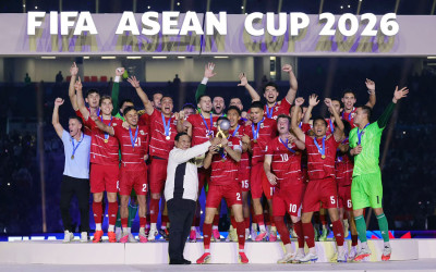 Momen Presiden Prabowo Serahkan Piala FIFA ASEAN Cup 2026 kepada Timnas Indonesia