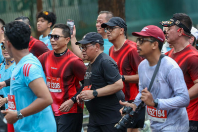 Gubernur Pramono Ikut 10K di JRF 2026, Puji Udara Segar Jakarta sampai Sebut Jadi Role Model Ajang Lari!