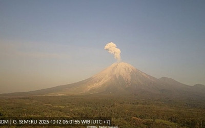 Semeru 'Batuk' Lagi: Senen Pagi Muncak Erupsi 900 Meter, Status Masih Siaga!