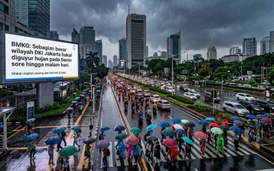 Waspada Hujan Pas Pulang Kerja! Cek Prakiraan Cuaca Jakarta Sore sampai Malam Ini