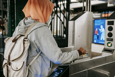 Spill Cara Pakai E-Money untuk Naik MRT, KRL, LRT hingga TransJakarta, Ini Panduan Top Up Saldo