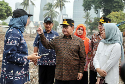 Jelang Musim Hujan, Pemprov DKI Keruk Lumpur Kali Mampang