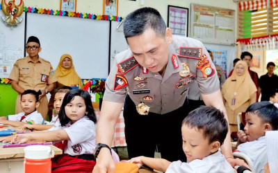 Kapolda Metro Jaya Kunjungi SDN Gunung Jakarta Selatan