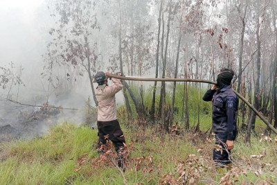 Kabut Asap Masih Menyelimuti, Satbrimob Polda Kalteng Terus Berjuang Padamkan Karhutla