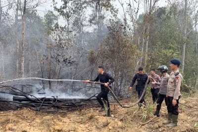 Meski Sudah Turun Hujan, Satbrimob Kalsel Cepat Tanggap Padamkan Sisa Titik Api Karhutla
