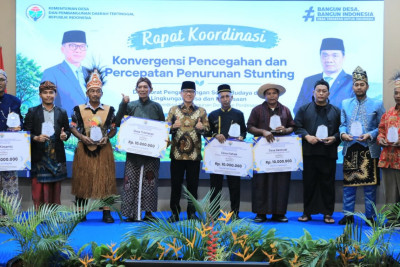 Mendes Yandri Beri Penghargaan 9 Desa Berkinerja Baik Tangani Stunting