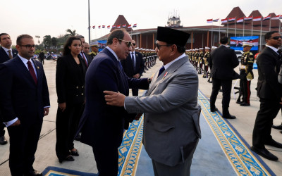 Vibes Persahabatan! Presiden Prabowo Antar Langsung Presiden Al-Sisi hingga Tangga Pesawat
