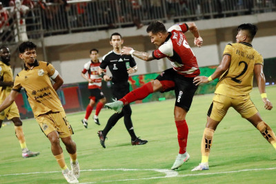 Hujan 6 Gol dan Drama Kartu Merah, Madura United vs Bhayangkara FC Imbang 3-3