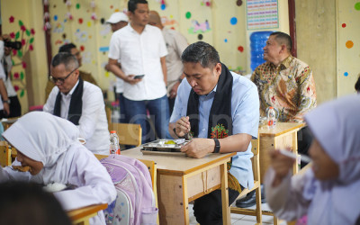 Kepala BGN Sudaryono Santap MBG Bareng Siswa SD Aceh Besar