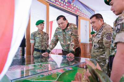 Menhan Sjafrie dan Wamenhan Yusuf Jauhari Tinjau Prajurit TNI di Perbatasan NTT