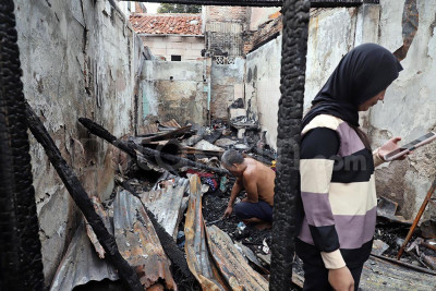 Warga Mengais Sisa Kebakaran di Kawasan Menteng Jaya