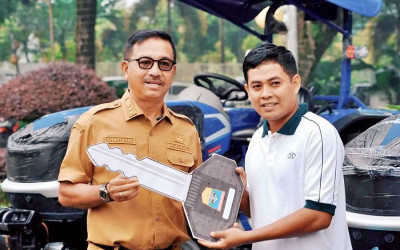 Pemerintah Kabupaten Solok Selatan Serahkan Bantuan Alsintan
