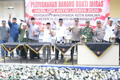 Pemusnahan Ribuan Botol Minuman Keras di Banjar