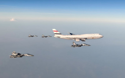 Momen Kedatangan Pesawat Presiden Mesir Dikawal Jet Tempur hingga Pelajar Kibarkan Bendera
