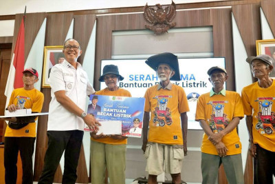 Penyerahan Bantuan Becak Listrik Presiden di Sukabumi