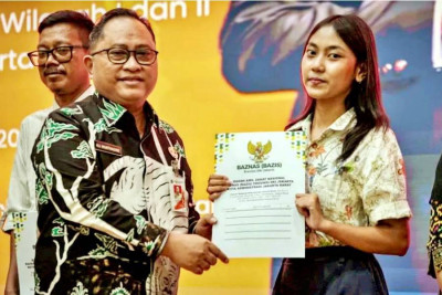 Penyerahan Bantuan Tebus Ijazah Sekolah DKI Jakarta