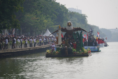 POV: Puluhan Ribu Galon & Botol Plastik Disulap Jadi Perahu Hias Kece di Danau Sunter!