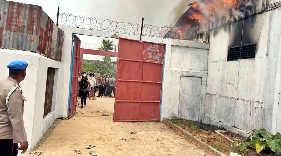Polres Merauke terjunkan Water Cannon bantu padamkan kebakaran Lapas II B Merauke, Jumat (09/10/2026), guna kendalikan situasi di lokasi kejadian. [Humas Polres Merauke]