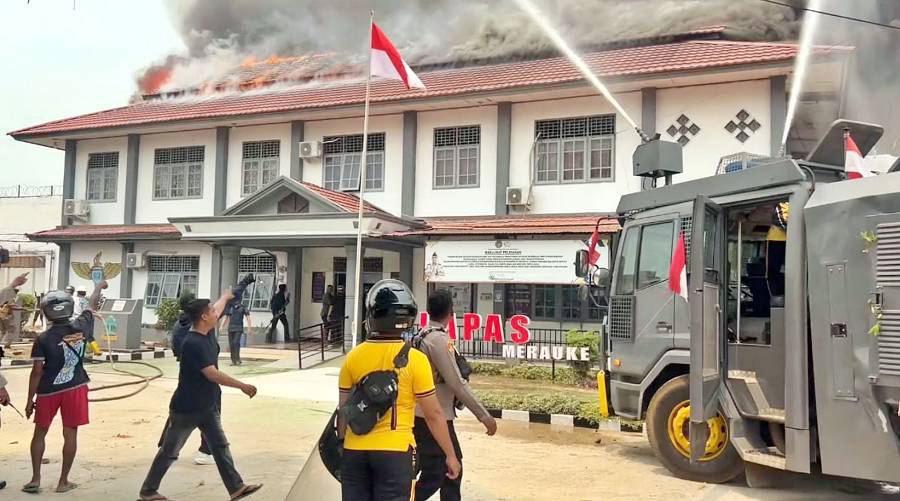 Polres Merauke terjunkan Water Cannon bantu padamkan kebakaran Lapas II B Merauke, Jumat (09/10/2026), guna kendalikan situasi di lokasi kejadian. [Humas Polres Merauke]