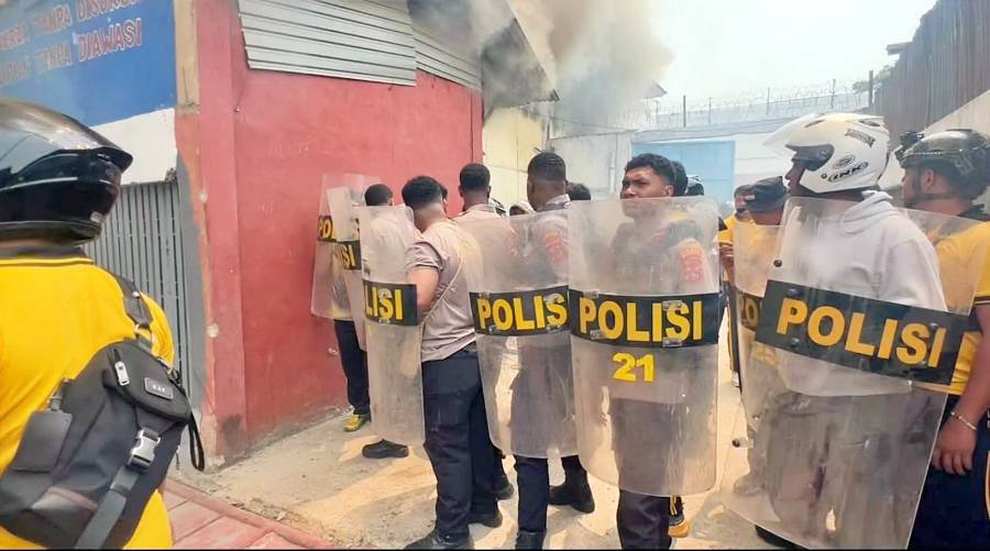 Polres Merauke terjunkan Water Cannon bantu padamkan kebakaran Lapas II B Merauke, Jumat (09/10/2026), guna kendalikan situasi di lokasi kejadian. [Humas Polres Merauke]