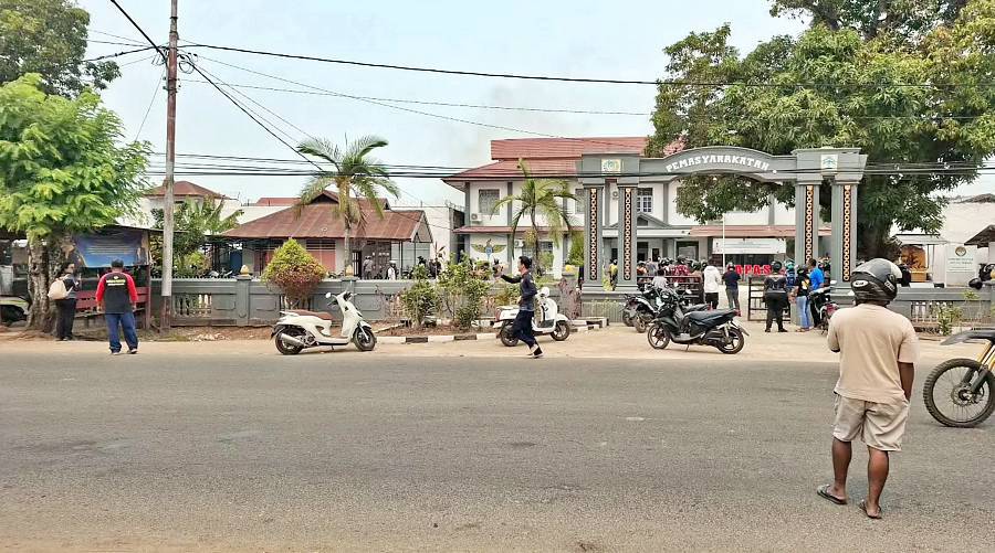Polres Merauke terjunkan Water Cannon bantu padamkan kebakaran Lapas II B Merauke, Jumat (09/10/2026), guna kendalikan situasi di lokasi kejadian. [Humas Polres Merauke]