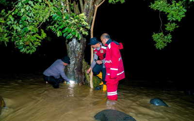Gercep! Polri Turun Tangan Amankan Banjir Padang, Dari Evakuasi sampe Bikin Posko Kesehatan