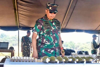Prajurit Marinir Uji Fungsi Granat Roket Anti Tank