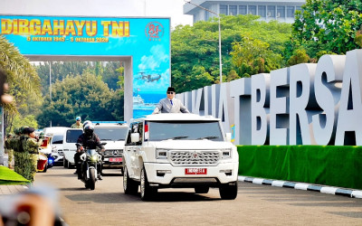 Momen Presiden Prabowo Naik Maung Saat Periksa Pasukan HUT ke-81 TNI
