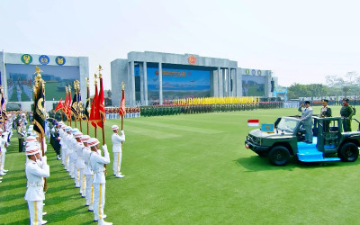 Momen Presiden Prabowo Naik Maung Saat Periksa Pasukan HUT ke-81 TNI
