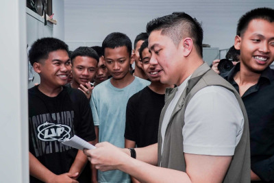 Seskab Teddy Tinjau Asrama Sekolah Rakyat, Titip Salam Presiden Prabowo