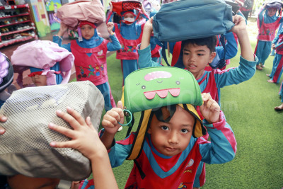 Murid TK Belajar Simulasi Evakuasi Bencana Gempa Bumi