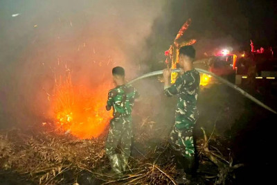 Tim Gabungan Dinginkan Karhutla Katingan hingga Malam Hari