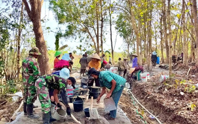 TNI dan Warga Gotong Royong Bangun Jalan Desa di Kebumen