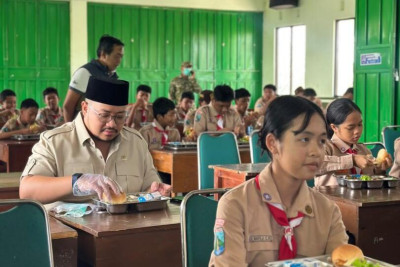 Siswa SMPN 1 Kepanjen Ketagihan MBG Prasmanan: Makanan Hangat, Fresh, dan Bebas Pilih Porsi