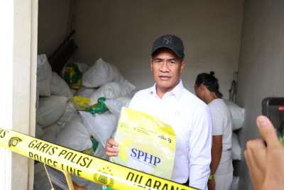 Mentan Amran Copot 8 Pejabat Bapanas dan Bulog Buntut Kasus 600 Ton Beras SPHP Dioplos